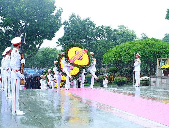 Lãnh đạo Đảng, Nhà nước và TP Hà Nội dâng hương tưởng niệm các liệt sỹ - ảnh 9