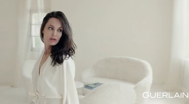 Angelina Jolie khoe lưng trần gợi cảm đầy hình xăm - ảnh 1