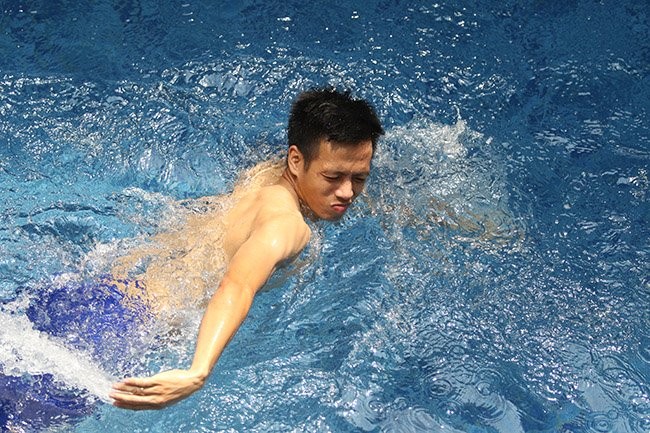 Olympic Việt Nam thảnh thơi ở bể bơi sau trận thắng Nepal - ảnh 7