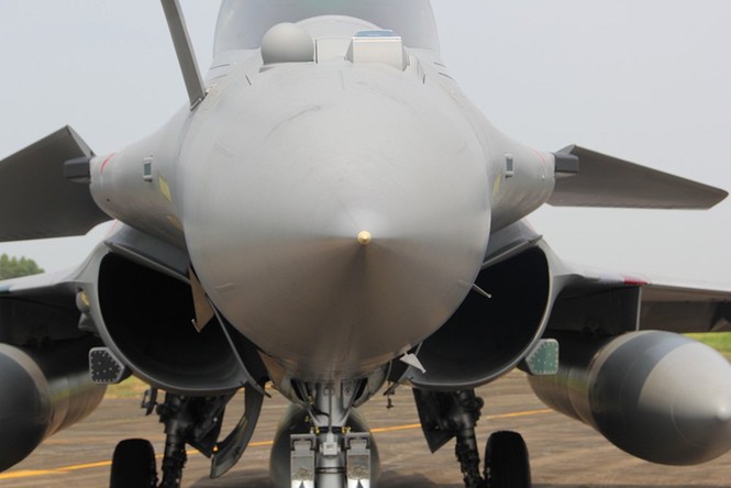 Lịch sử: 3 tiêm kích tối tân Pháp Rafale hạ cánh xuống Nội Bài - ảnh 1