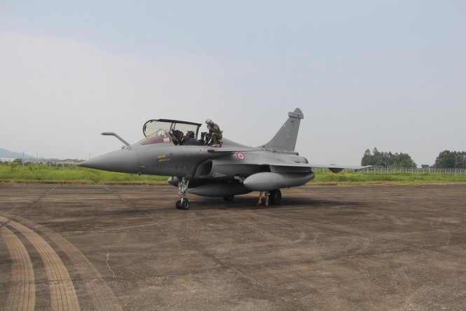 Lịch sử: 3 tiêm kích tối tân Pháp Rafale hạ cánh xuống Nội Bài - ảnh 2