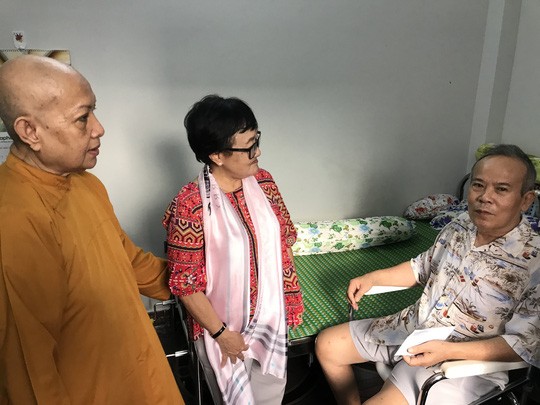 Cầu nguyện cho chồng, vợ NSƯT Giang Châu xuống tóc quy y - ảnh 2