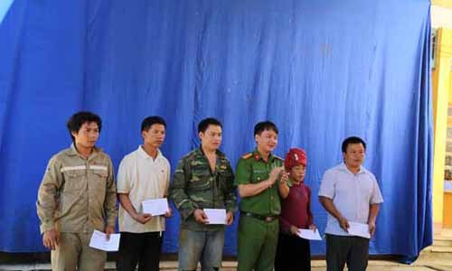 Học viện Cảnh sát Nhân dân trao quà cho học sinh vùng lũ - ảnh 1