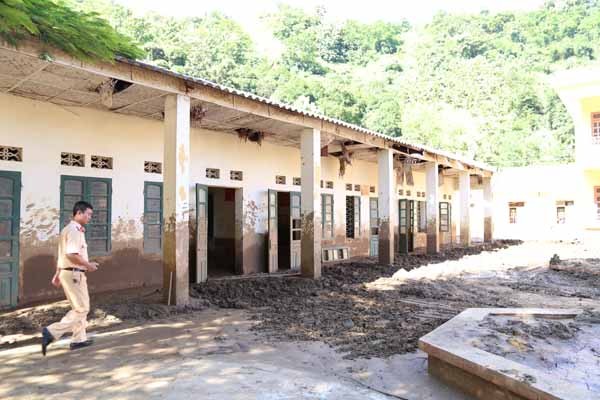 Học viện Cảnh sát Nhân dân trao quà cho học sinh vùng lũ - ảnh 3