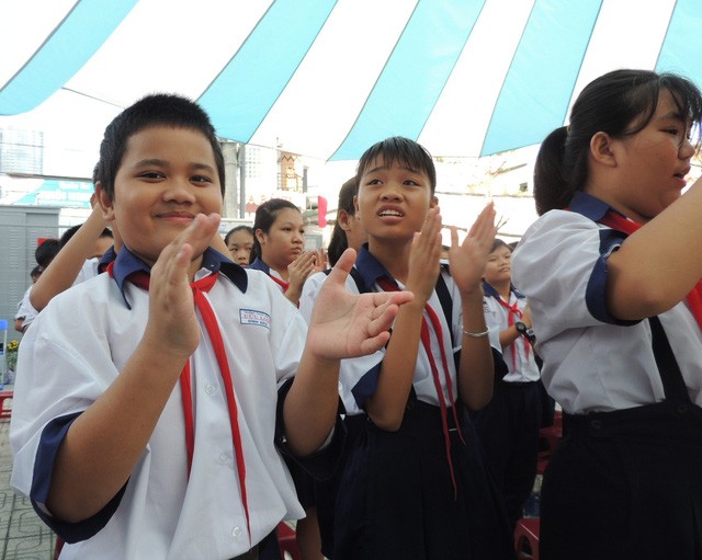 Cầm loa vạch tội học sinh, rêu rao giữa giờ chào cờ - ảnh 1