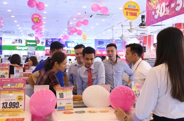 Chen chân tại siêu thị điện máy mới khai trương trong ngày Vàng - ảnh 2