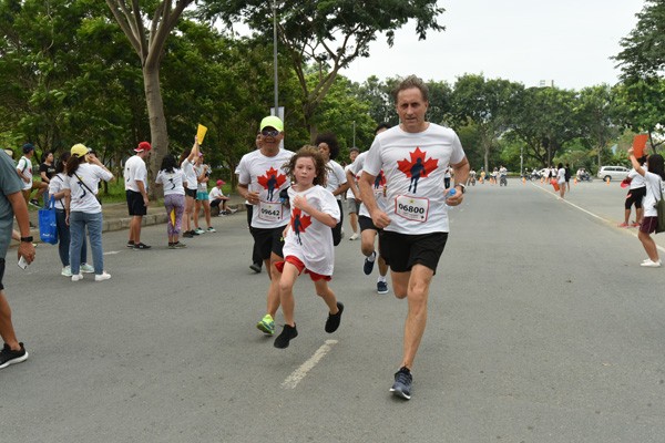Gần 700 nhân viên và đại lý Manulife VN tham gia 'Terry Fox Run' 2018 - ảnh 1