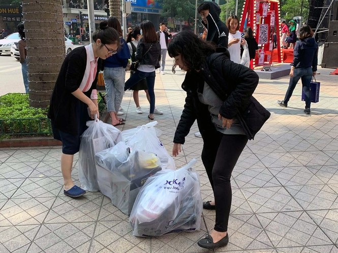 Cụ bà chen chân mua nồi tặng con dâu ngày Black Friday - ảnh 9