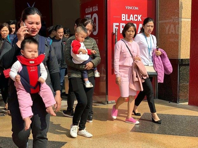 Cụ bà chen chân mua nồi tặng con dâu ngày Black Friday - ảnh 10