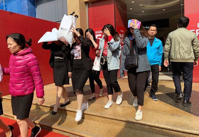 Cụ bà chen chân mua nồi tặng con dâu ngày Black Friday - ảnh 11