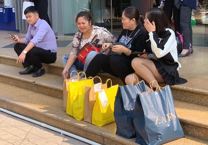 Cụ bà chen chân mua nồi tặng con dâu ngày Black Friday - ảnh 13