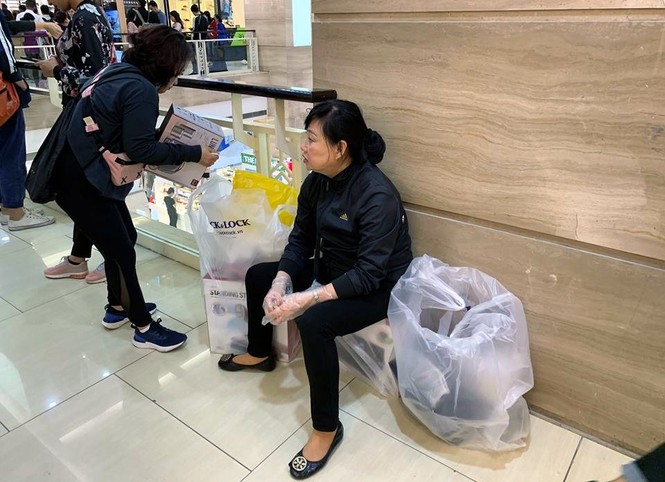 Cụ bà chen chân mua nồi tặng con dâu ngày Black Friday - ảnh 1