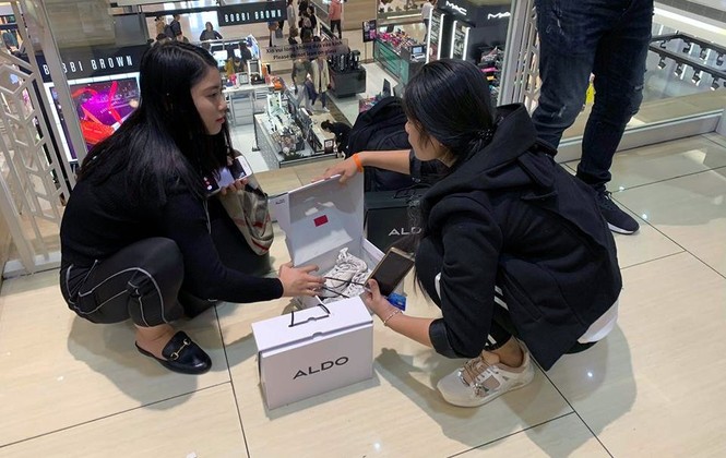 Cụ bà chen chân mua nồi tặng con dâu ngày Black Friday - ảnh 2