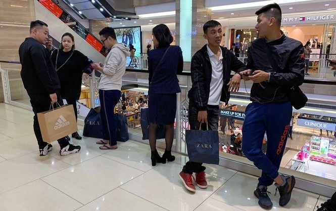 Cụ bà chen chân mua nồi tặng con dâu ngày Black Friday - ảnh 5