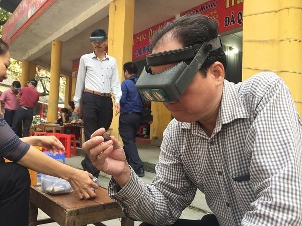 Duy nhất Việt Nam: Chợ tạm ven đường bán đá quý tiền tỷ - ảnh 9