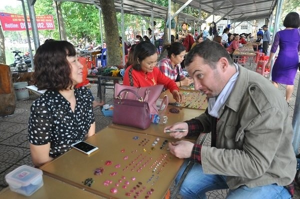 Duy nhất Việt Nam: Chợ tạm ven đường bán đá quý tiền tỷ - ảnh 11