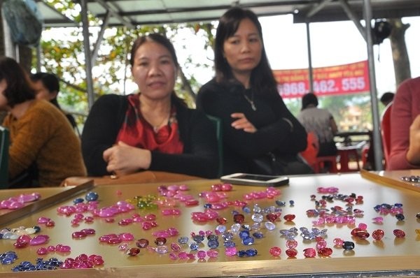 Duy nhất Việt Nam: Chợ tạm ven đường bán đá quý tiền tỷ - ảnh 6