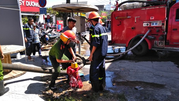Khói lửa bao trùm cửa hàng xe máy ở Tiền Giang - ảnh 2
