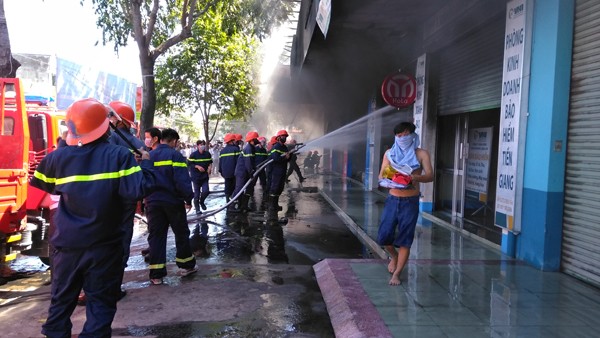 Khói lửa bao trùm cửa hàng xe máy ở Tiền Giang - ảnh 3