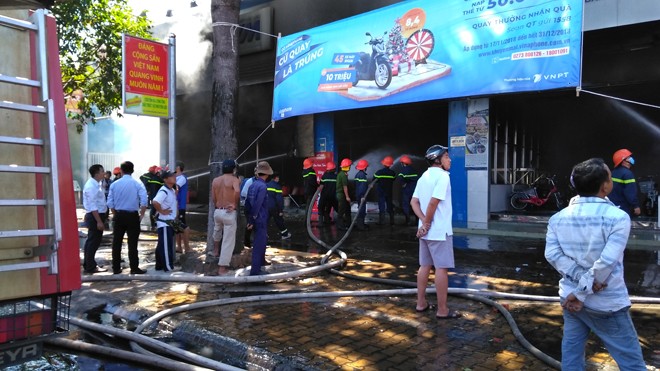 Khói lửa bao trùm cửa hàng xe máy ở Tiền Giang - ảnh 4