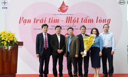 Hơn 1 vạn nhân viên ngành điện tham gia hiến máu cứu người - ảnh 2