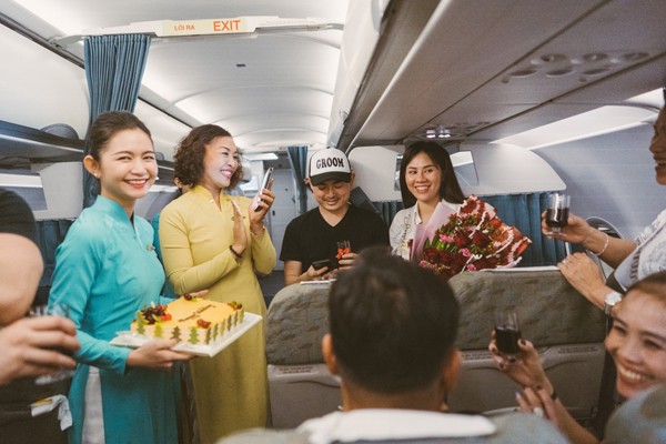 Món quà cưới bất ngờ trên không - ảnh 1