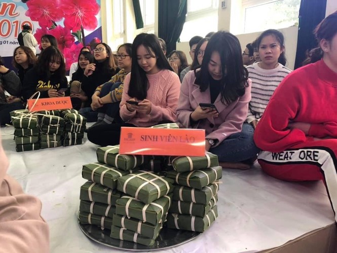 Tấm bánh nghĩa tình của thầy trò DNU - ảnh 1