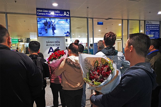 Nụ hôn nồng ấm, nước mắt tuôn rơi ngày đoàn viên ở sân bay - ảnh 11