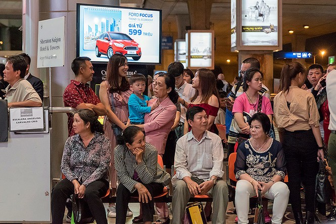 Nụ hôn nồng ấm, nước mắt tuôn rơi ngày đoàn viên ở sân bay - ảnh 1