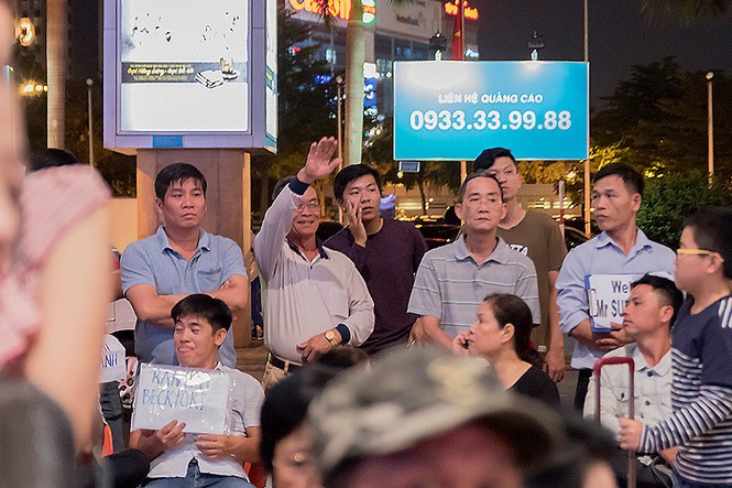 Nụ hôn nồng ấm, nước mắt tuôn rơi ngày đoàn viên ở sân bay - ảnh 2