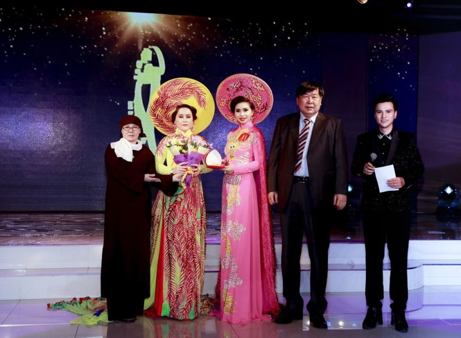 Bà chủ Elisa Vũ Thanh Thảo bất ngờ giành ngôi vị Hoa hậu Đại sứ Toàn cầu 2019 - ảnh 1