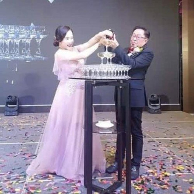 Nữ ca sĩ 9X Malaysia nghẹn ngào trong ngày cưới đại gia 71 tuổi - ảnh 1