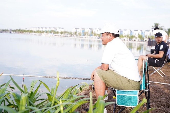 Chủ đầu tư thả 50 tấn cá xuống hồ Vinhomes Ocean Park, cần thủ thỏa sức so tài - ảnh 1