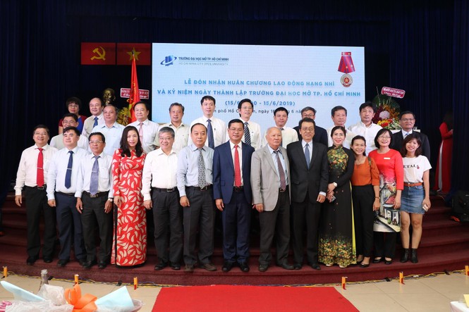 Trường ĐH Mở TPHCM nhận Huân chương Lao động hạng Nhì nhân kỷ niệm thành lập - ảnh 1