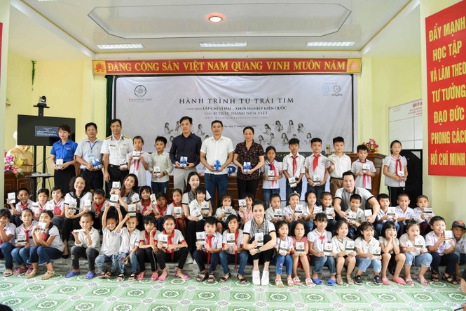 Hành trình vượt ngàn trùng sóng đem tri thức đến xã đảo xa xôi Ngọc Vừng - ảnh 3