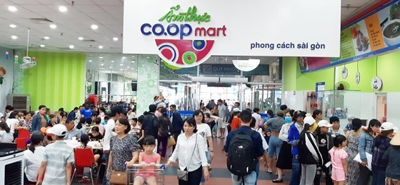 Bị cắt điện cả ngày, người dân phố biển Quy Nhơn tìm chỗ tránh nắng - ảnh 2