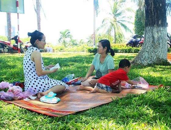 Bị cắt điện cả ngày, người dân phố biển Quy Nhơn tìm chỗ tránh nắng - ảnh 3