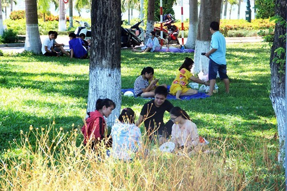 Bị cắt điện cả ngày, người dân phố biển Quy Nhơn tìm chỗ tránh nắng - ảnh 4