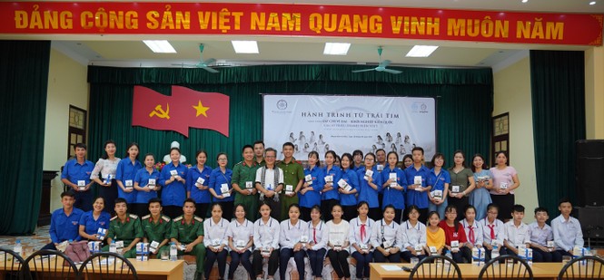 Trao tặng sách quý, trao tặng khát vọng, yêu thương tại huyện đảo Cát Hải - ảnh 2