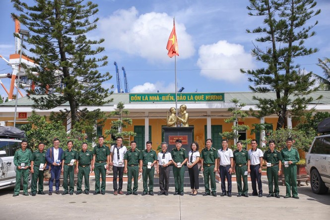 Trao tặng sách quý, trao tặng khát vọng, yêu thương tại huyện đảo Cát Hải - ảnh 4