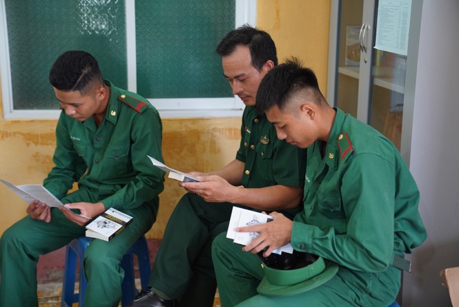 Trao tặng sách quý, trao tặng khát vọng, yêu thương tại huyện đảo Cát Hải - ảnh 5