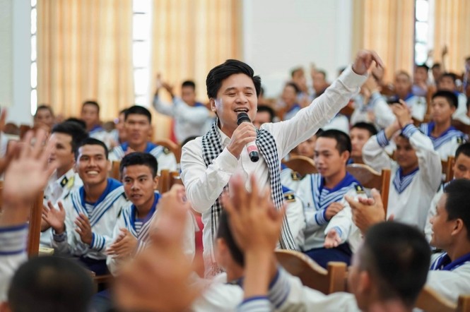 Trao tặng hơn 10 ngàn cuốn sách quý đến cán bộ, chiến sĩ Vùng 4 Hải quân - ảnh 4