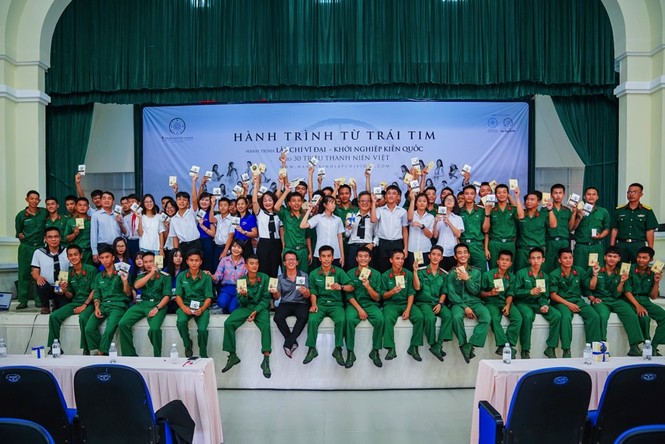 Sách quý đến với cán bộ, chiến sĩ, thanh niên và học sinh huyện Côn Đảo - ảnh 1