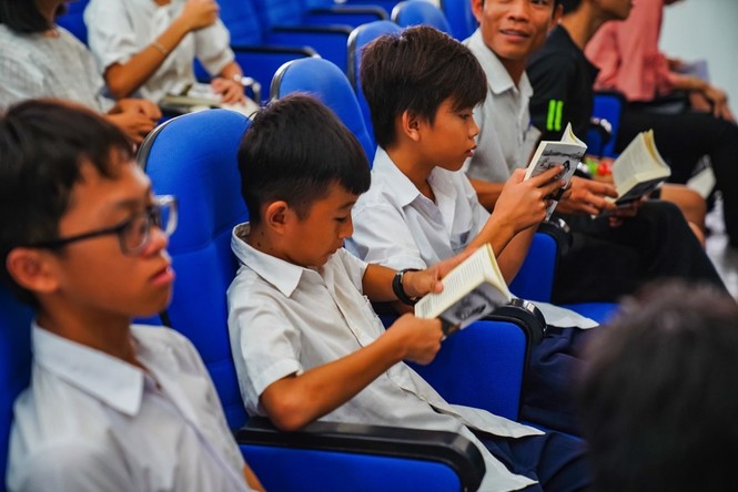 Sách quý đến với cán bộ, chiến sĩ, thanh niên và học sinh huyện Côn Đảo - ảnh 2