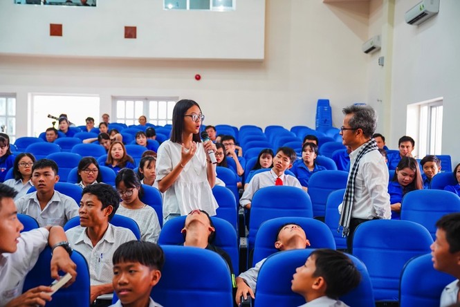 Sách quý đến với cán bộ, chiến sĩ, thanh niên và học sinh huyện Côn Đảo - ảnh 3