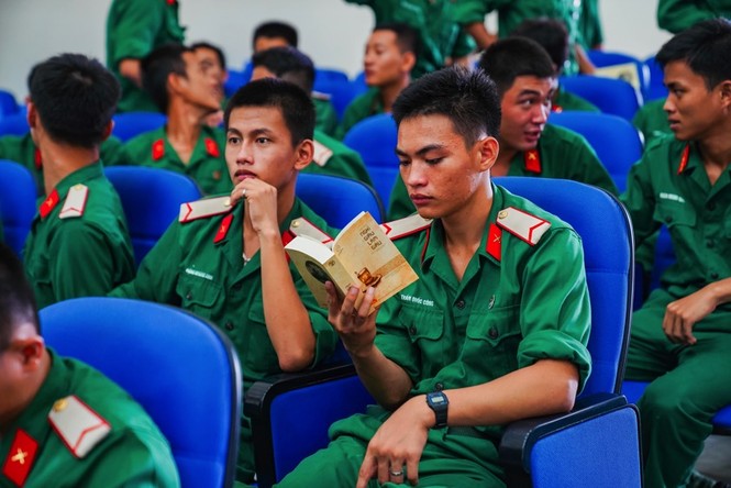 Sách quý đến với cán bộ, chiến sĩ, thanh niên và học sinh huyện Côn Đảo - ảnh 4