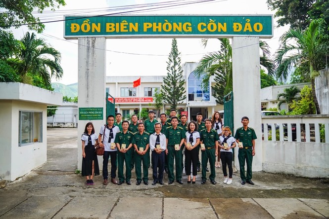 Sách quý đến với cán bộ, chiến sĩ, thanh niên và học sinh huyện Côn Đảo - ảnh 5