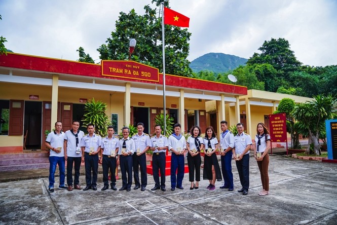 Sách quý đến với cán bộ, chiến sĩ, thanh niên và học sinh huyện Côn Đảo - ảnh 6