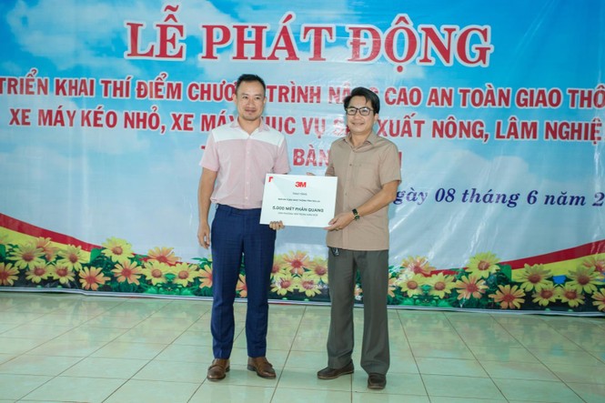Trang bị bộ phản quang cho 600 phương tiện giao thông tại Tây Nguyên - ảnh 2