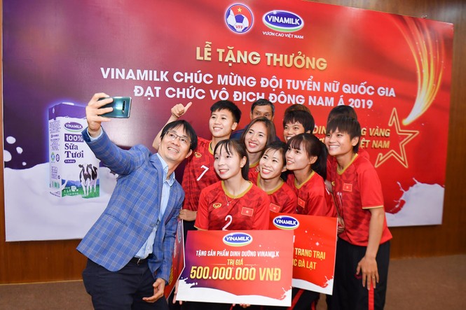 Vinamilk trao thưởng chúc mừng đội tuyển bóng đá nữ quốc gia vô địch Đông Nam Á - ảnh 4